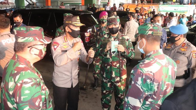 Panglima TNI Bersama Kapolri meninjau Pasar Tanah Abang, Jakarta.