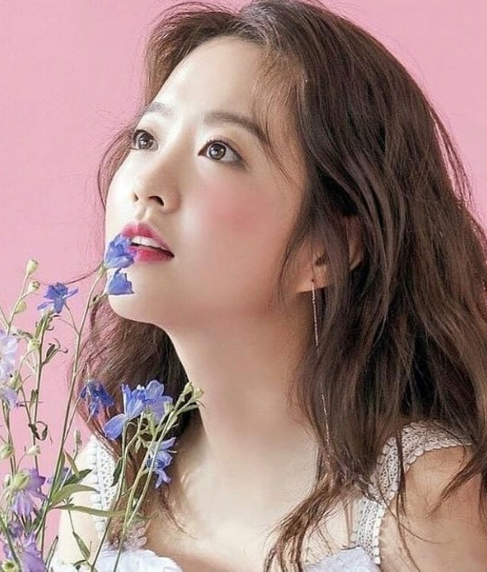 Aktris cantik ini sudah meniti karier hiburan Korea Selatan sejak 2006 silam. Serial pertama yang dibintanginya adalah film pendek berjudul Equal dan drama Secret Campus. Setelah satu tahun debut, Park Bo Young langsung menyabet penghargaan sebagai Best Young Actress pada ajang penghargaan SBS Drama Awards 2007 silam. Tak cuma itu, pada 2018 silam dia meraih Best Actress dalam ajang 39th Blue Dragon Film Awards. (Foto: Instagram.com/park_bo_young_18/)