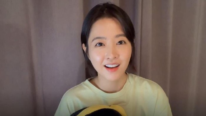 Park Bo Young sendiri memang memiliki wajah imut dan awet muda. Bahkan meski usia sudah kepala 3, dia masih cocok membintangi karakter remaja dalam drama. Salah satunya On Your Wedding Day. (Foto: Vlive/Park Bo Young)