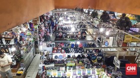 Pasar Klender Masih Ramai Meski 20 Penjual Positif Tes Corona