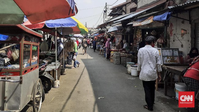 Kondisi Pasar Perumnas Klender, Jakarta Timur masih ramai. Berdasarkan pantauan CNNIndonesia.com pukul 10.00 puluhan pedagang masih menggelar lapak dagangan di area dalam maupun luar pasar.