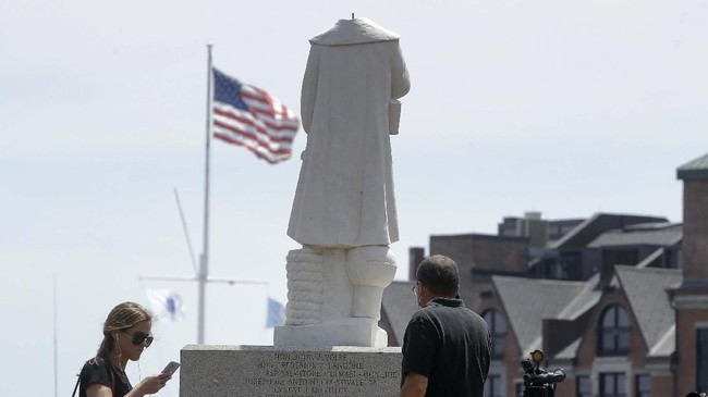 FOTO: Patung Christopher Columbus Jadi Sasaran Vandalisme