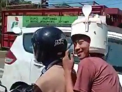 Pria Naik Motor Pakai Helm Rice Cooker, Netizen: Dicolokin Mateng Tuh Pala