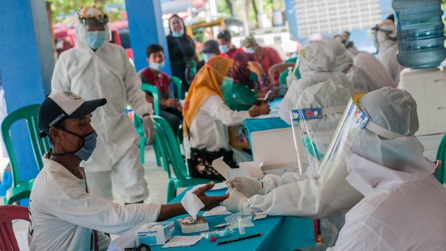 Petugas melakukan pemeriksaan tes cepat  COVID-19 (Rapid Tes) di Terminal Bus Rangkasbitung, Lebak, Banten, Rabu (10/6/2020). Pemeriksaan tes cepat tersebut dilakukan kepada sopir, penumpang serta warga sekitar terminal guna mengetahui kesehatannya dalam upaya pencegahan penyebaran COVID-19. ANTARA FOTO/Muhammad Bagus Khoirunas/aww.