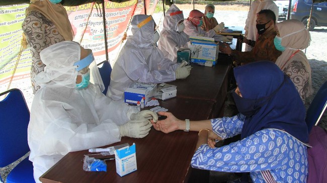 Petugas kesehatan mengambil sampel darah salah satu Aparatur Sipil Negara (ASN) saat pemeriksaan diagnostic cepat (rapid test) COVID-19 di Laboratorium Kesehatan Daerah (Labkesda) Kabupaten Aceh Barat, Aceh, Kamis (11/6/2020). Rapid test yang diikuti 280 ASN di kabupaten setempat bertujuan untuk mendeteksi kondisi kesehatan mereka dalam upaya memutuskan mata rantai penularan dan penyebaran COVID-19. ANTARA FOTO/Syifa Yulinnas/aww.