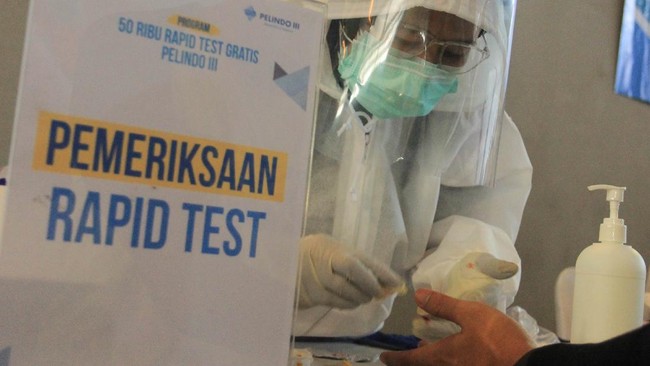 Warga mengikuti tes diagnostik cepat (Rapid Test) COVID-19 di terminal penumpang kapal Ro-Ro, Jamrud Selatan, Pelabuhan Tanjung Perak Surabaya, Jawa Timur, Rabu (10/6/2020). PT Pelabuhan Indonesia III (Persero) menggelar tes diagnostik cepat (Rapid Test) COVID-19 massal gratis terhadap Anak Buah Kapal (ABK), pekerja pelabuhan, personel Polri dan TNI untuk mengetahui kondisi kesehatan mereka dalam upaya memutus rantai penularan COVID-19. ANTARA FOTO/Didik Suhartono/aww.