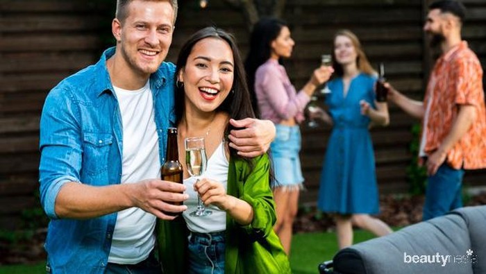 4 Tanda Sahabatmu Tidak Suka dengan Pasanganmu