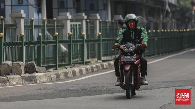 FOTO: Sekat Plastik, Cara Ojol Sambut New Normal