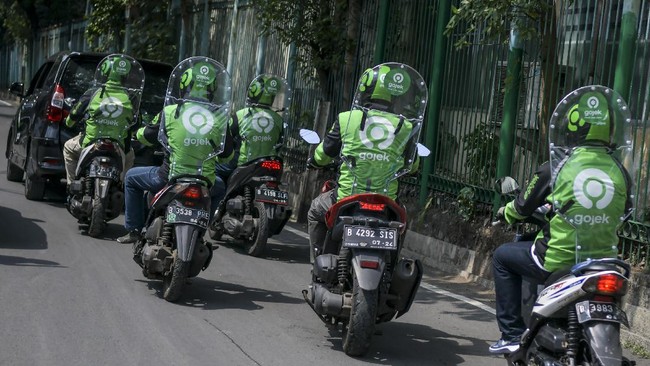 Pengemudi ojek daring mengenakan sekat pelindung saat melintas di kawasan jalan Kendal, Jakarta, Rabu (10/6/2020). Penggunaan sekat pelindung untuk pembatasan antara pengemudi dan penumpang tersebut sebagai bentuk penerapan protokol kesehatan guna meminimalisir risiko penyebaran virus COVID-19 dalam menghadapi era normal baru. ANTARA FOTO/Galih Pradipta/aww.