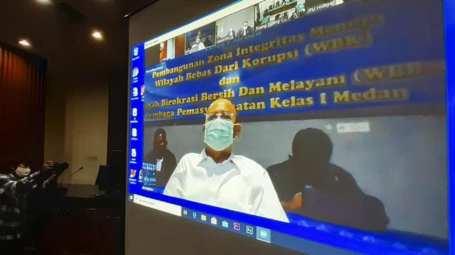 Wali Kota Medan nonaktif Dzulmi Eldin menjalani sidang vonis atas suap berupa hadiah/ janji berupa uang secara bertahap dari para Kepala Organisasi Perangkat Daerah (OPD)/ pejabat eselon II Pemkot Medan dengan total Rp2,155 miliar.