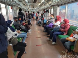 Respons Penumpang KRL soal Wajib Pakai Jaket atau Pakaian Lengan Panjang