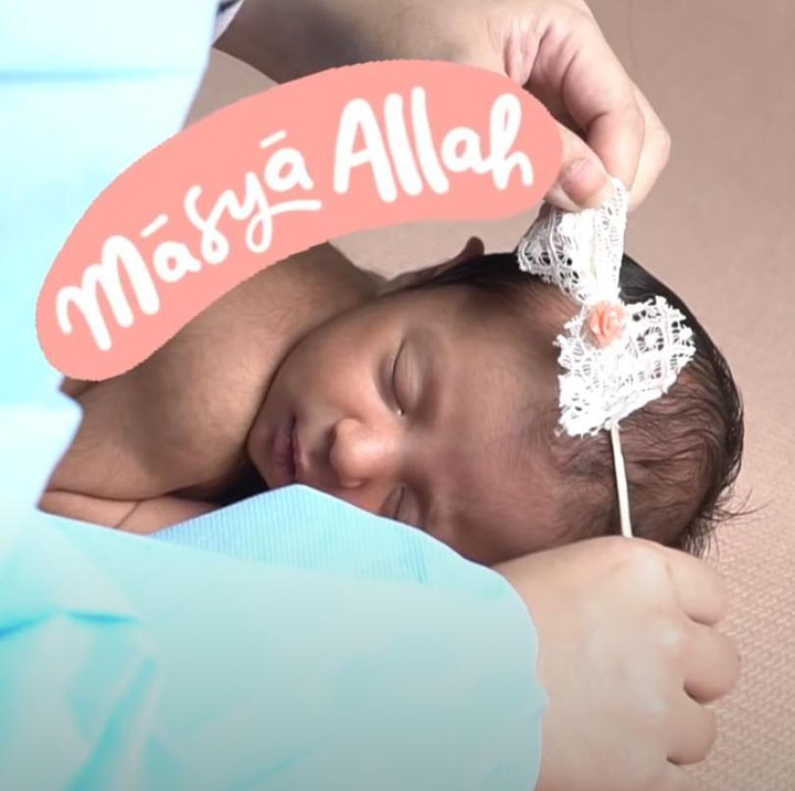 <span style="color: #222222; font-family: Arial, Helvetica, sans-serif; font-size: small;">Nah, baru-baru ini, Tania melangsungkan newborn photoshoot untuk baby Nooran. (Foto: YouTube Tania Nadira)</span>