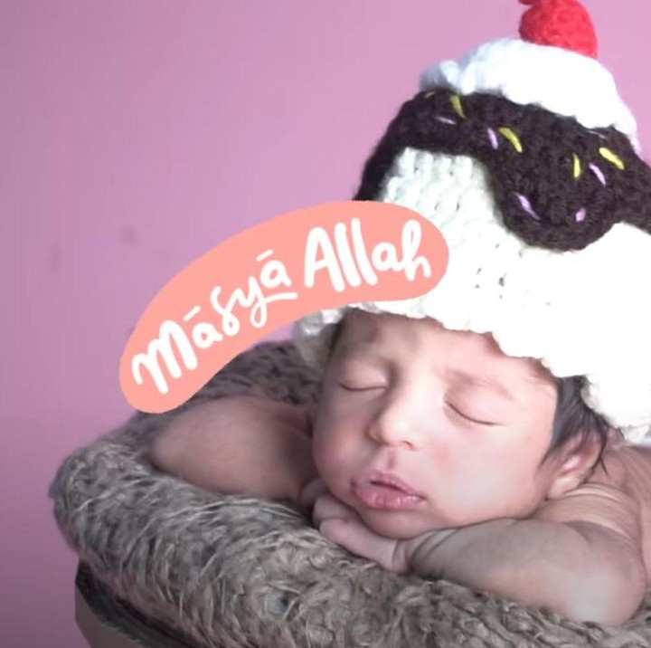 <span style="color: #500050; font-family: Arial, Helvetica, sans-serif; font-size: small;">Photoshoot tersebut berlangsung tiga sesi, dengan tema princes Jasmine, klasik, dan tema cup cake ataupun ice cream. (Foto: YouTube Tania Nadira)</span>