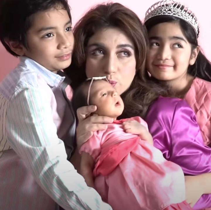 <span style="color: #500050; font-family: Arial, Helvetica, sans-serif; font-size: small;">Dalam photoshoot itu juga, kedua anak Tania dengan pernikahannya dengan Tommy Kurniawan juga ikut menemani si bayi kecil. (Foto: YouTube Tania Nadira)</span>