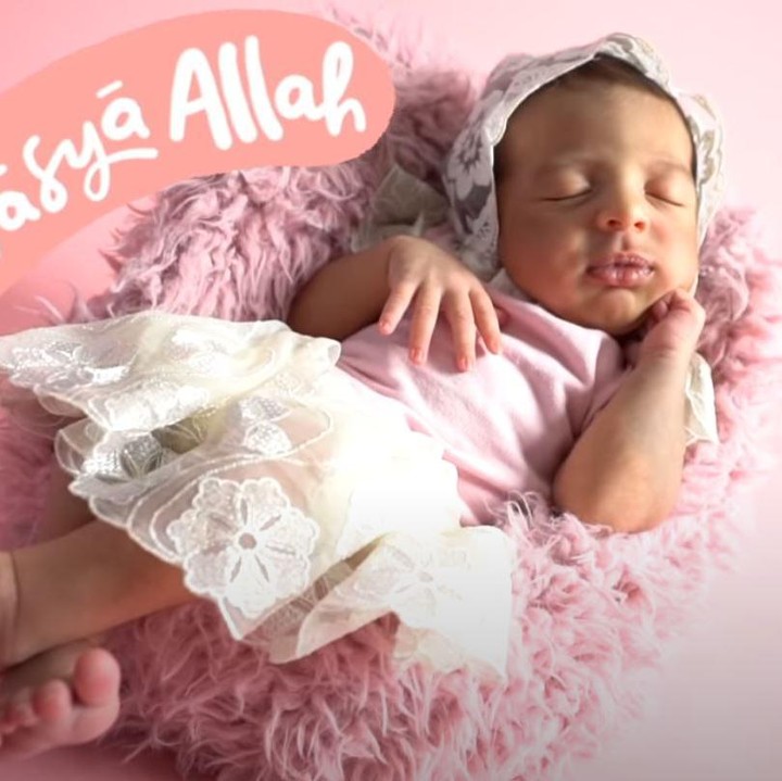 <span style="color: #500050; font-family: Arial, Helvetica, sans-serif; font-size: small;">Duh gemas banget nih lihat Baby Nooran didandani seperti ini ya, Bunda. (Foto: YouTube Tania Nadira)</span>