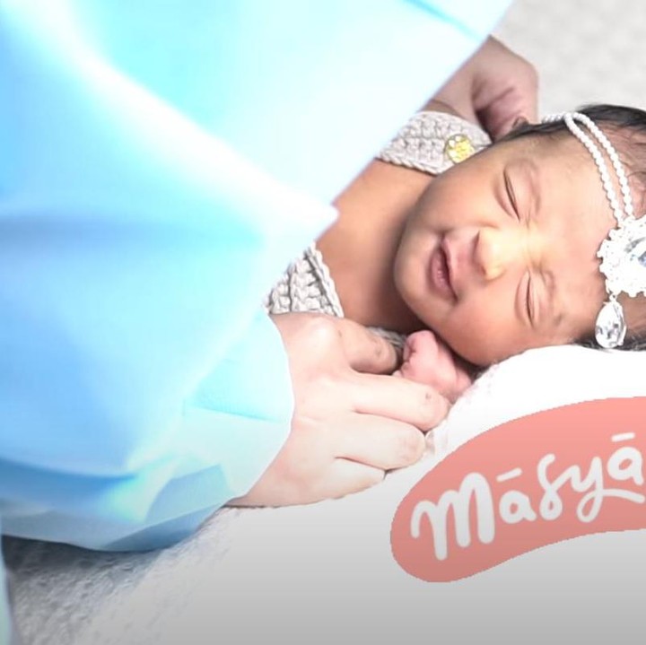 <span style="color: #500050; font-family: Arial, Helvetica, sans-serif; font-size: small;">Nooran Mikayla Abdulla adalah nama yang Tania sematkan pada bayi yang berjenis kelamin perempuan tersebut. (Foto: YouTube Tania Nadira)</span>