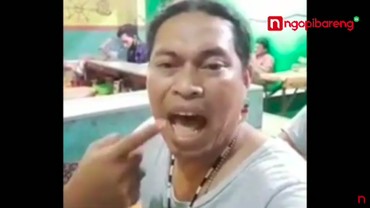 img-title Percaya Konspirasi, Seniman Taufik Monyong Tantang Hirup Virus Corona
