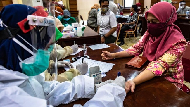 Petugas medis melakukan tes usap (swab) COVID-19 terhadap seorang pegawai ASN Pemkot Semarang di Balai Kota Semarang, Jawa Tengah, Kamis (11/6/2020). Tes diagnostik cepat (rapid test) dan tes usap (swab) COVID-19 terhadap ratusan pegawai Aparatur Sipil Negara (ASN) itu untuk mengetahui kesehatan mereka dalam upaya mendeteksi serta mencegah penyebaran virus Corona (COVID-19) di lingkungan Pemkot Semarang. ANTARA FOTO/Aji Styawan/nz.