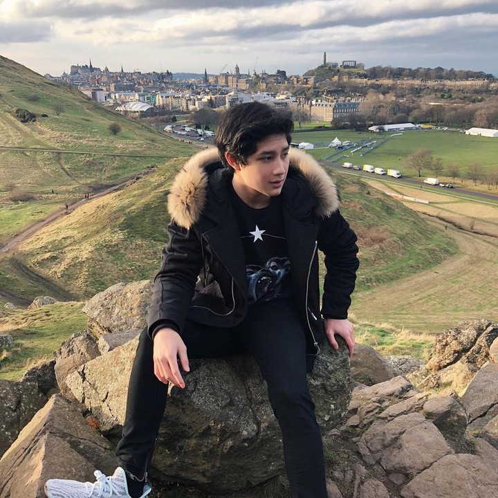 <p>Kini, Teuku Rassya mengenyam pendidikan S1 di Conventry University, Inggris. Enggak heran foto-foto Instagram-nya berisi potret dirinya berada di negara-negara Eropa. (Foto: Instagram @teukurassya)</p>