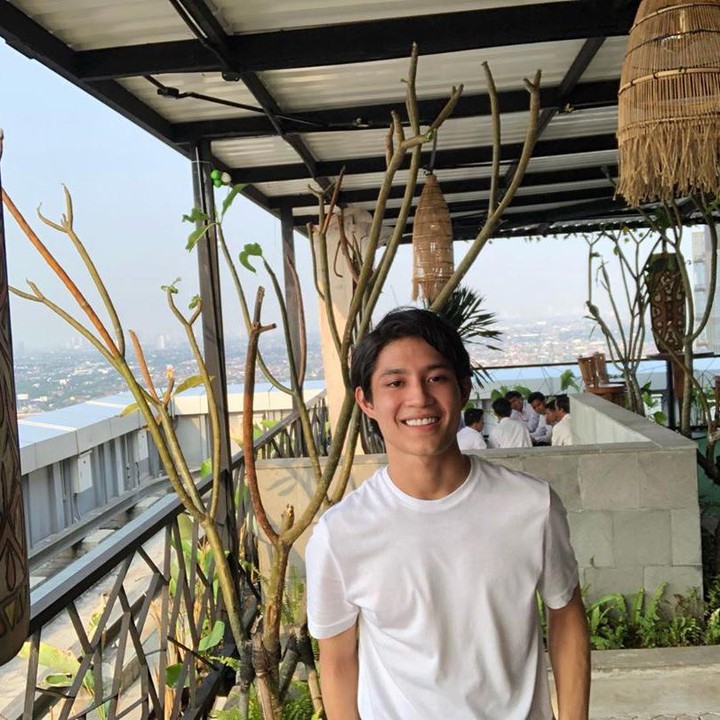 <p>Jangan salah, meski masih berusia 21 tahun, Teuku Rassya sudah punya usaha restoran sendiri lho. Restorannya menyajikan masakan khas Indonesia, khususnya makanan Indonesia Timur. (Foto: Instagram @teukurassya)</p>