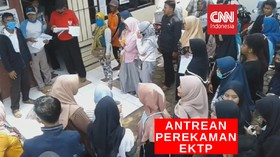 VIDEO: Warga Berdesakan Untuk Perekaman E-KTP