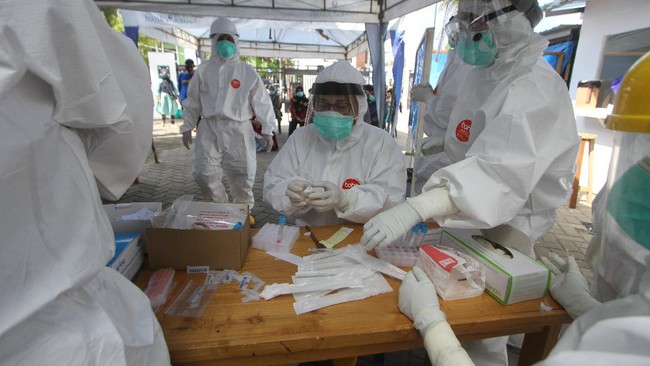 Kepala Lab FK Unand mengatakan Kasatgas Covid-19 meminta bantuan pihaknya mendukung peningkatan kapasitas pemeriksaan lab di Jatim dan Sulsel.