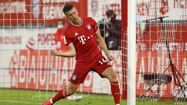 Bayern Munich's Ivan Perisic celebrates scoring their first goal during the German soccer cup semi-final match between Bayern Munich and Eintracht Frankfurt in Munich, Germany, Wednesday, June 10, 2020. (Kai Pfaffenbach/Pool via AP)