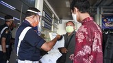 ADAPTASI NORMAL BARU DI STASIUN PASAR SENEN Petugas memeriksa kelengkapan dokumen milik calon penumpang Kereta Api (KA) Serayu di Stasiun Pasar Senen, Jakarta, Jumat (12/6/2020). Untuk melayani masyarakat yang ingin bepergian keluar kota, PT Kereta Api Indonesia (Persero) Daop I Jakarta kembali mengoperasikan kereta api jarak jauh Serayu relasi Pasar Senen–Purwokerto dengan menerapkan protokol pencegahan penyebaran COVID-19. ANTARA FOTO/Nova Wahyudi