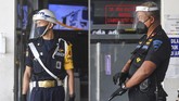 ADAPTASI NORMAL BARU DI STASIUN PASAR SENEN Petugas dengan menggunakan pelindung wajah (face shield) berjaga di depan loket pembelian tiket di stasiun Pasar Senen, Jakarta, Jumat (12/6/2020). PT KAI Daop 1 Jakarta melakukan adaptasi persiapan pelaksanaan prosedur tetap masa adaptasi kebiasaan baru antara lain dengan penggunaan masker, pelindung wajah, pemeriksaan suhu tubuh dan jaga jarak di tengah masa pandemi guna pencegahan penyebaran COVID-19. ANTARA FOTO/Nova Wahyudi/pras.