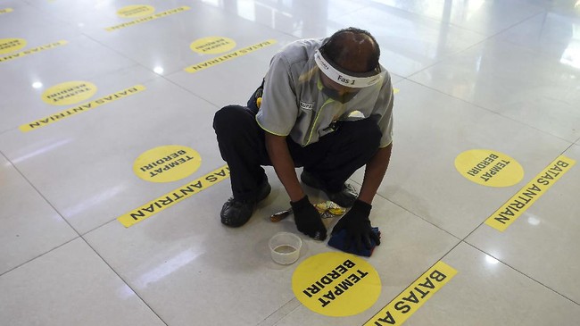 Kemenkes membuka peluang untuk melonggarkan salah satu prokes virus corona (Covid-19) yakni jaga jarak selama masa transisi dari pandemi menuju endemi.