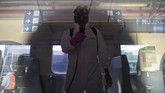 ADAPTASI NORMAL BARU DI STASIUN PASAR SENEN Petugas menyemprotkan disinfektan di dalam gerbong Kereta Api (KA) Serayu di Stasiun Pasar Senen, Jakarta, Jumat (12/6/2020). Untuk melayani masyarakat yang ingin bepergian keluar kota, PT Kereta Api Indonesia (Persero) Daop I Jakarta kembali mengoperasikan kereta api jarak jauh Serayu relasi Pasar Senen–Purwokerto dengan menerapkan protokol pencegahan penyebaran COVID-19. ANTARA FOTO/Nova Wahyudi/pras.