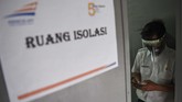 ADAPTASI NORMAL BARU DI STASIUN PASAR SENEN Petugas berada di dalam ruang isolasi Kereta Api (KA) Serayu di Stasiun Pasar Senen, Jakarta, Jumat (12/6/2020). Untuk melayani masyarakat yang ingin bepergian keluar kota, PT Kereta Api Indonesia (Persero) Daop I Jakarta kembali mengoperasikan kereta api jarak jauh Serayu relasi Pasar Senen–Purwokerto dengan menerapkan protokol pencegahan penyebaran COVID-19. ANTARA FOTO/Nova Wahyudi/pras.