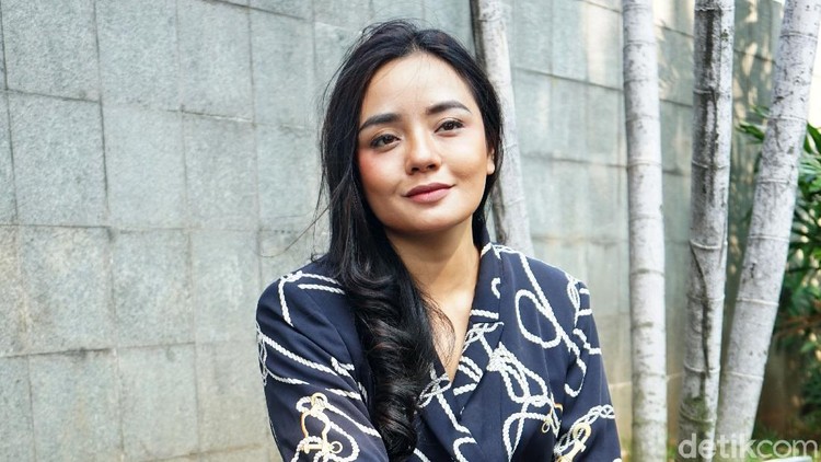 Gita Sinaga saat ditemui di kawasan studio Trans TV.