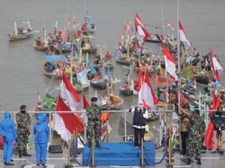 Dari Tengah Laut, 3.000 Paket Bantuan Diberikan ke Nelayan Terdampak COVID-19