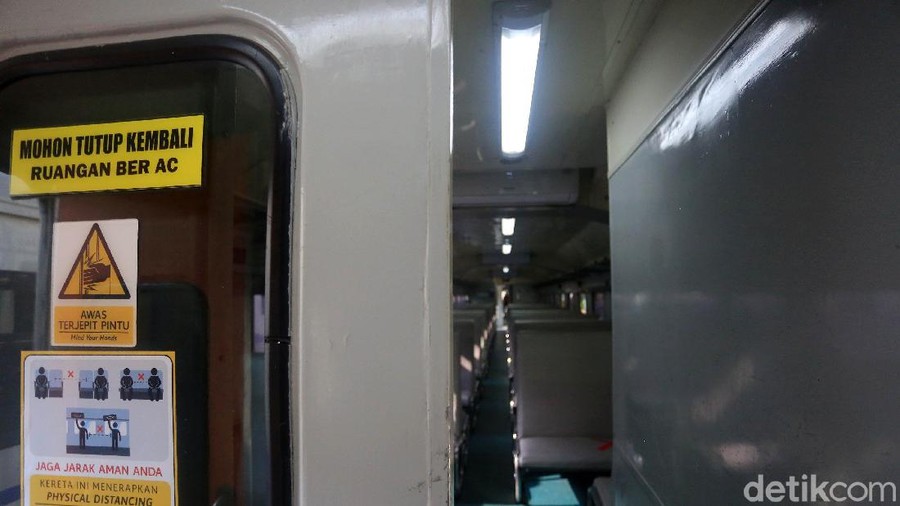 KAI Kembali Operasikan Kereta Jarak Jauh Reguler Petugas memeriksan kondisi kereta api Serayu sebelum berangkat di Stasiun Pasar Senen, Jakarta, Jumat (12/6/2020). PT Kereta Api Indonesia Daop 1 Jakarta kembali mengoperasikan kereta jarak jauh reguler per hari ini. Kereta jarak jauh yang kembali beroperasi yaitu kereta Serayu relasi Pasar Senen-Purwokerto berangkat pukul 09.15. Dalam pantauan detikcom tidak ada penumpang dari pasar senen yang berangkat hari ini.