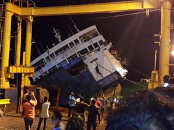Video Kapal Feri Kandas di Padang Bai, Evakuasi Penumpang Dramatis