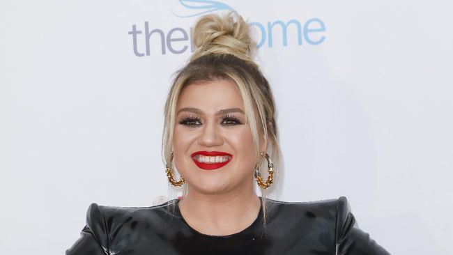 Penyanyi Kelly Clarkson berhasil menurunkan berat badan hingga 27 kilogram. Bagaimana rahasia dietnya?