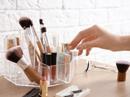 4 Item Makeup yang Harus Rutin Dibersihkan di Era New Normal
