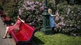 Nyalang Edisi 13 Juni 2020 Women enjoy a warm and sunny day in a park in downtown Moscow on June 9, 2020, on the first day after Moscow lifted a range of anti-coronavirus measures including a strict lockdown set up to curb the spread of the COVID-19 caused by the novel coronavirus. (Photo by Dimitar DILKOFF / AFP)