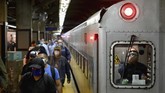Nyalang Edisi 13 Juni 2020 Commuters arrive at Grand Central Station with Metro-North during morning rush hour on June 8, 2020 in New York City. - Today New York City enters