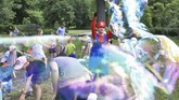 Nyalang Edisi 13 Juni 2020 An entertainer dressed up as Super Mario the Italian plumber makes giant bubbles for children in the Bernardine Garden during a tourism event to mimicking the Italian holiday experience in Vilnius, Lithuania on June 6, 2020. - With virus travel restrictions preventing summer holidays abroad, Lithuania's capital is offering a low-cost alternative by mimicking the look and feel of different countries at weekends. (Photo by PETRAS MALUKAS / AFP)