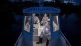 Nyalang Edisi 13 Juni 2020 Health workers from the city of Melgaco ride a boat ambulance on their way back after visiting eight families that live without electricity in a small riverside community at the Quara river, amid concern over the spread of the COVID-19 coronavirus, in the southwest of Marajo Island, state of Para, Brazil, on June 9, 2020. (Photo by TARSO SARRAF / AFP)