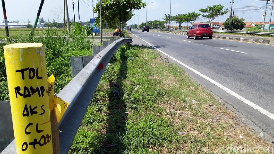 Proyek pembangunan jalan tol Yogyakarta-Solo terus berlanjut meski di tengah pandemi COVID-19. Proyek itu saat ini memasuki tahap pematokan lahan.
