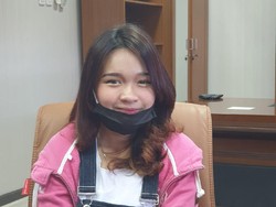 Di Rumah Aman, Syifa Gadis Bandung Aktif Tari-Make Up