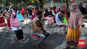 FOTO : 'Jaga Jarak' di Pembagian Bansos PKH