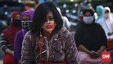 PENGAMBILAN BANSOS PKH Warga antre untuk mengambil paket bansos di Kelurahan Pondok Kelapa, Jakarta, Jumat, 12 Juni 2020. Bansos program keluarga harapan (PKH) sudah berlangsung sejak April untuk melindungi keluarga prasejahtera dari dampak Covid-19. Isi bansos yang diterima warga berupa beras, telur, jeruk dan ayam potong. CNNIndonesia/Safir Makki