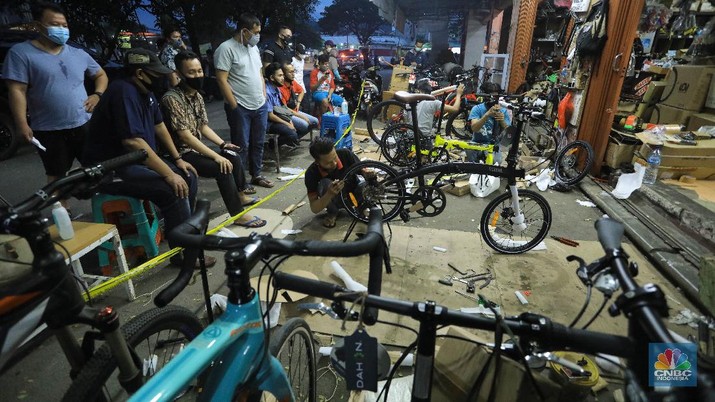 Pekerja merakit sepeda pesanan pembeli di Toko Sepeda Maju Royal, Cipondoh, Tangerang, Banten, Kamis (11/6/2020). Meski di masa pandemi COVID-19, penjualan sepeda di toko tersebut mengalami kenaikan penjualan hingga delapan puluh lima persen. (CNBC Indonesia/ Andrean Kristianto)