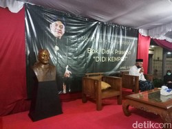 Peringatan 40 Hari, Istri-istri Didi Kempot Terima Hadiah dari Seniman