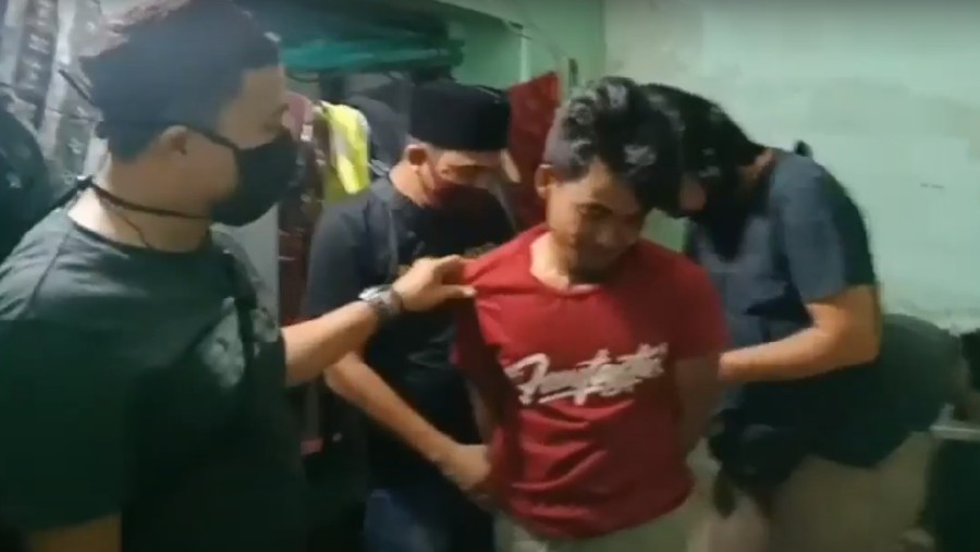 Ramai di media sosial soal penangkapan pelaku pencurian kabel PLN di Pangkalpinang, Bangka Belitung. Penangkapan pelaku terbilang lucu karena sebelum ditangkap polisi sempat mengucapkan selamat ulang tahun ke pelaku.