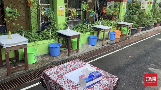 Sekolah Menengah Pertama Negeri (SMPN) 160 Jakarta tetap membuka posko Penerimaan Peserta Didik Baru (PPDB) meskipun semua tahapannya bisa dilakukan secara dalam jaringan (daring) di Jalan Kebon Sirih, Kecamatan Menteng, Jakarta Pusat.